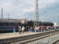 Viele Zaungäste bewundern in Nürnberg Hbf die Lokomotive - Foto Paul Verhaaren